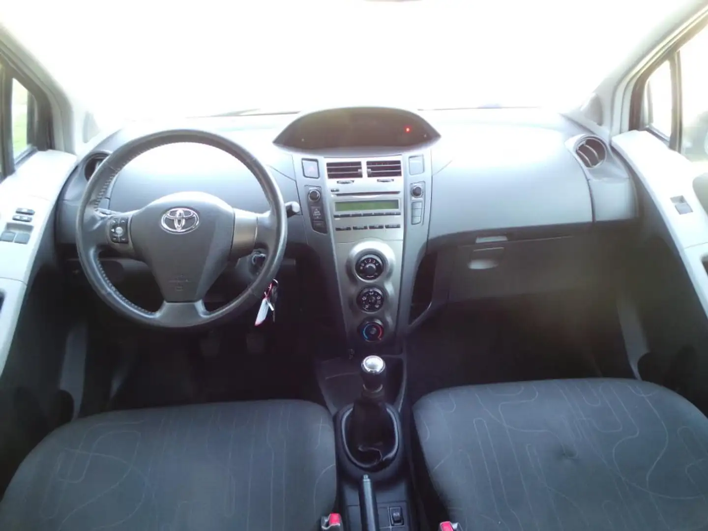 Toyota Yaris 1.0 VVTi Acces ( INRUIL MOGELIJKL ) Grijs - 2