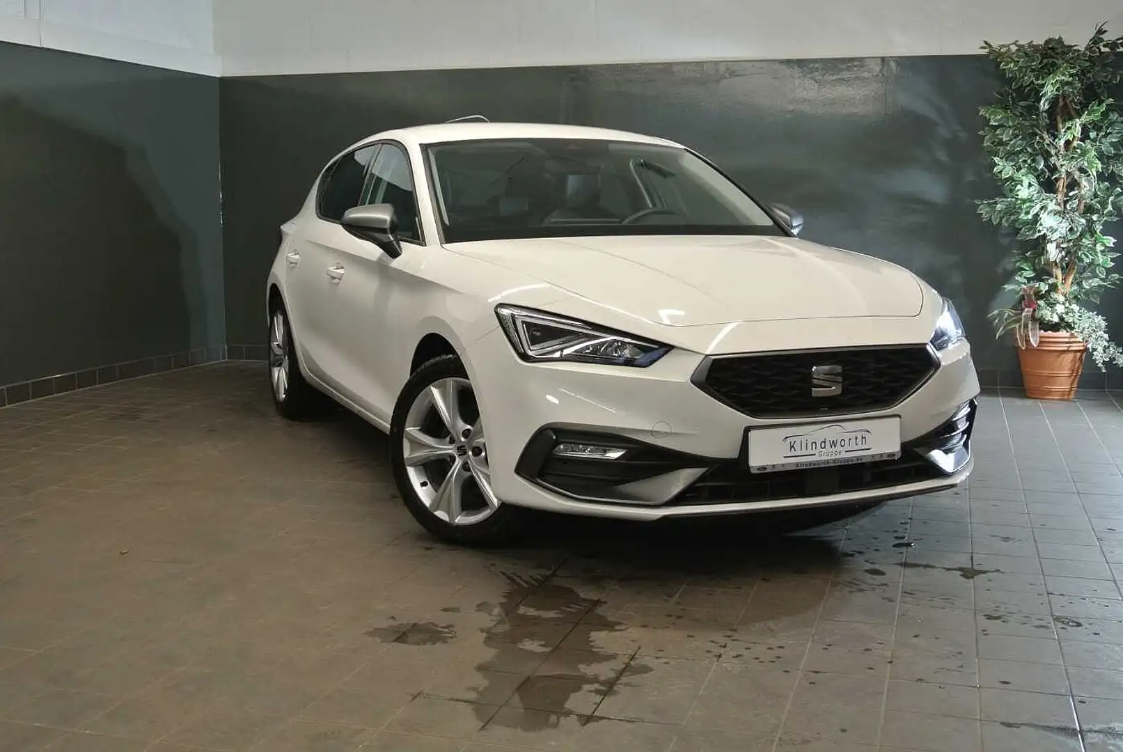 SEAT Leon 1.0 eTSI DSG FR +Navi+RFK+Voll-LED Weiß - 2