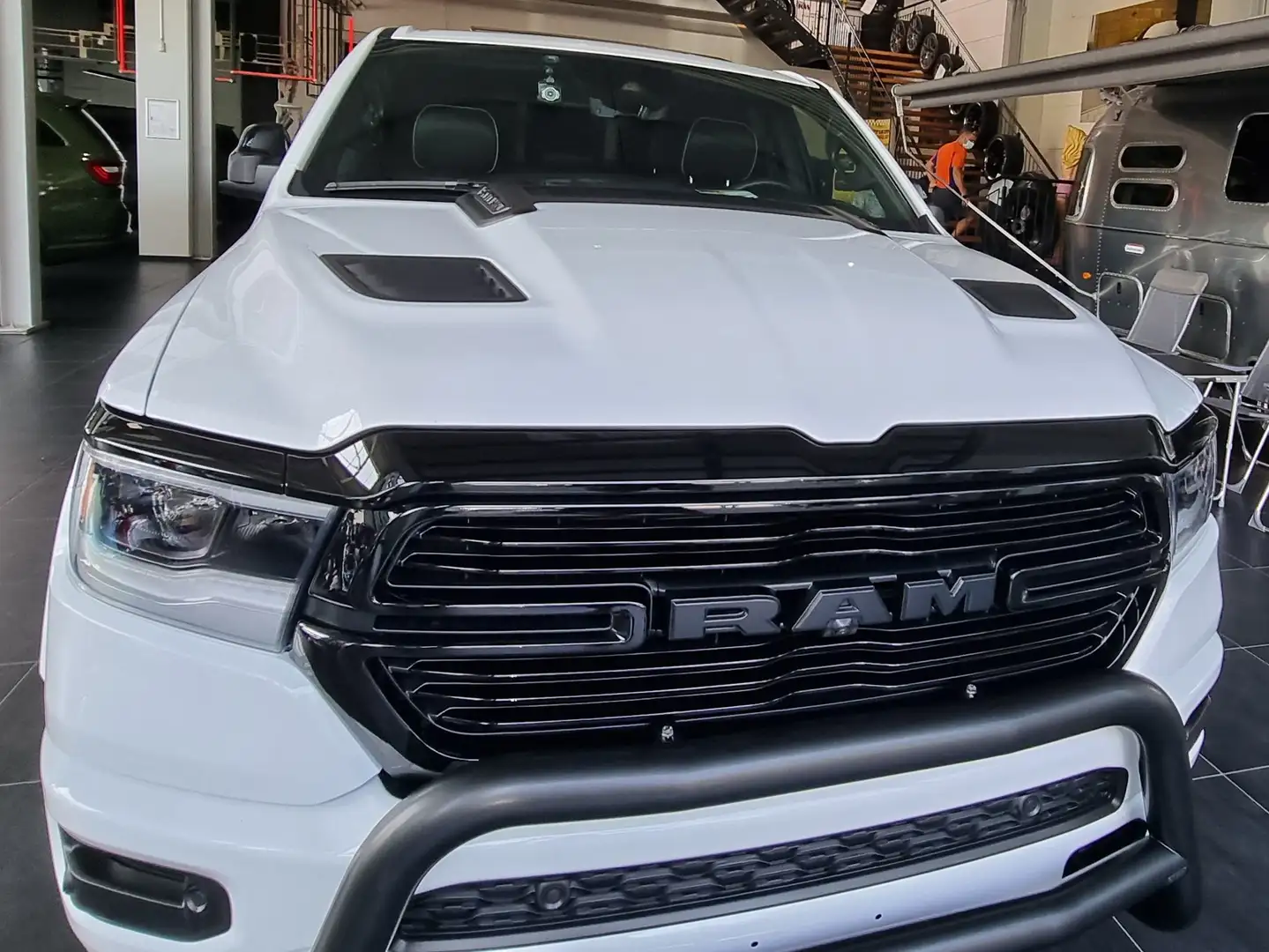 RAM 1500 Laramie Night Edition Gen. 5 Alb - 1