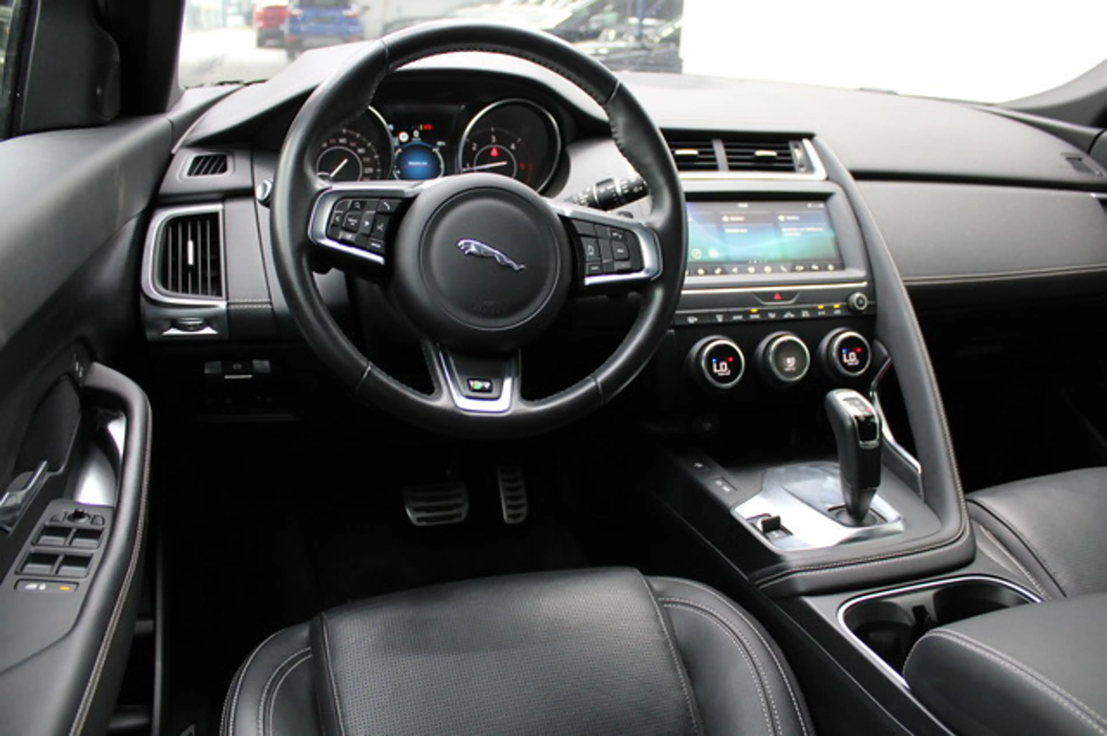 Jaguar E-Pace R-Dynamic S PANO/NAVI/KAMERA/TOUCH/PDC — photo 8