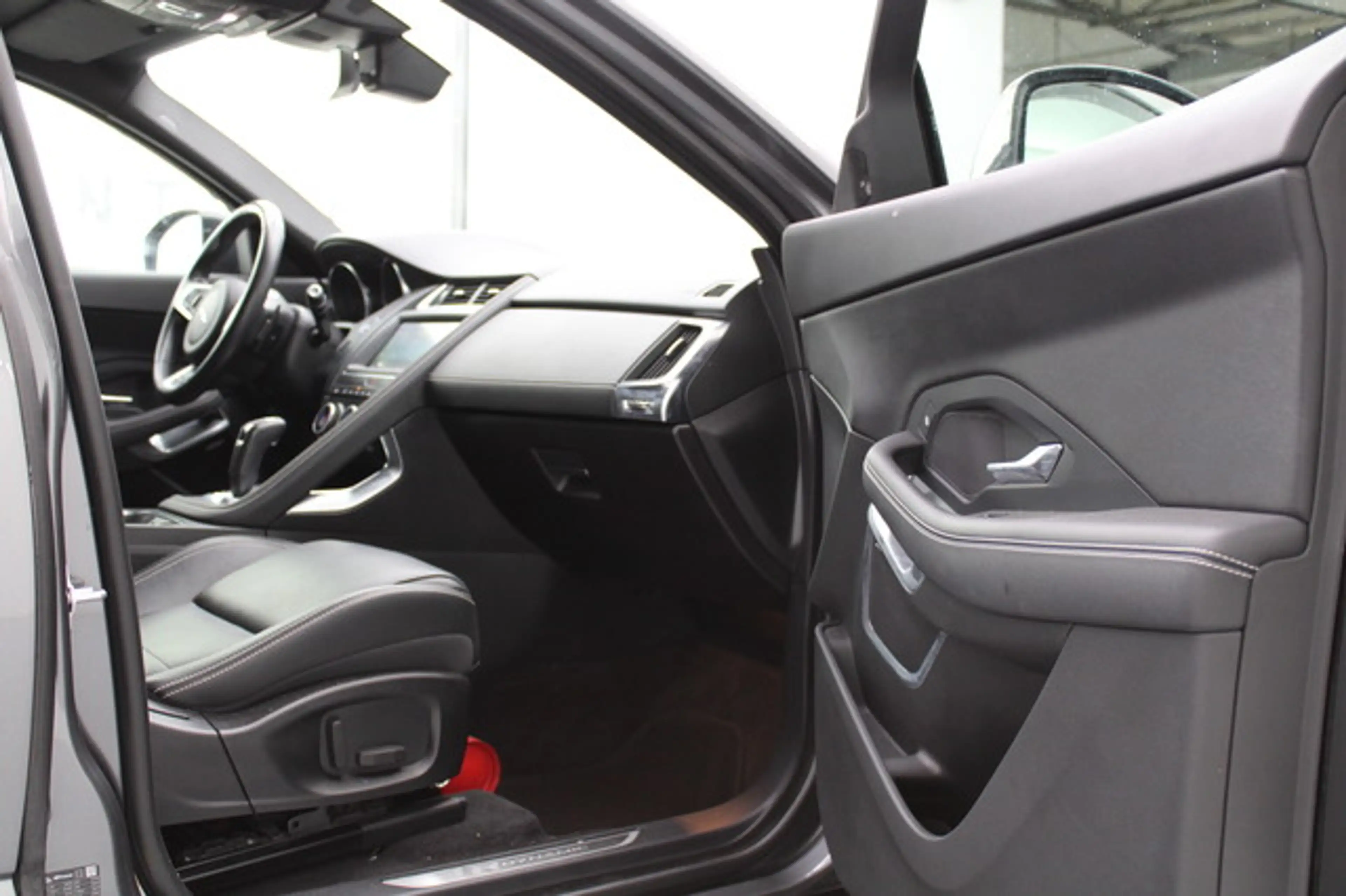 Jaguar E-Pace R-Dynamic S PANO/NAVI/KAMERA/TOUCH/PDC — photo 15