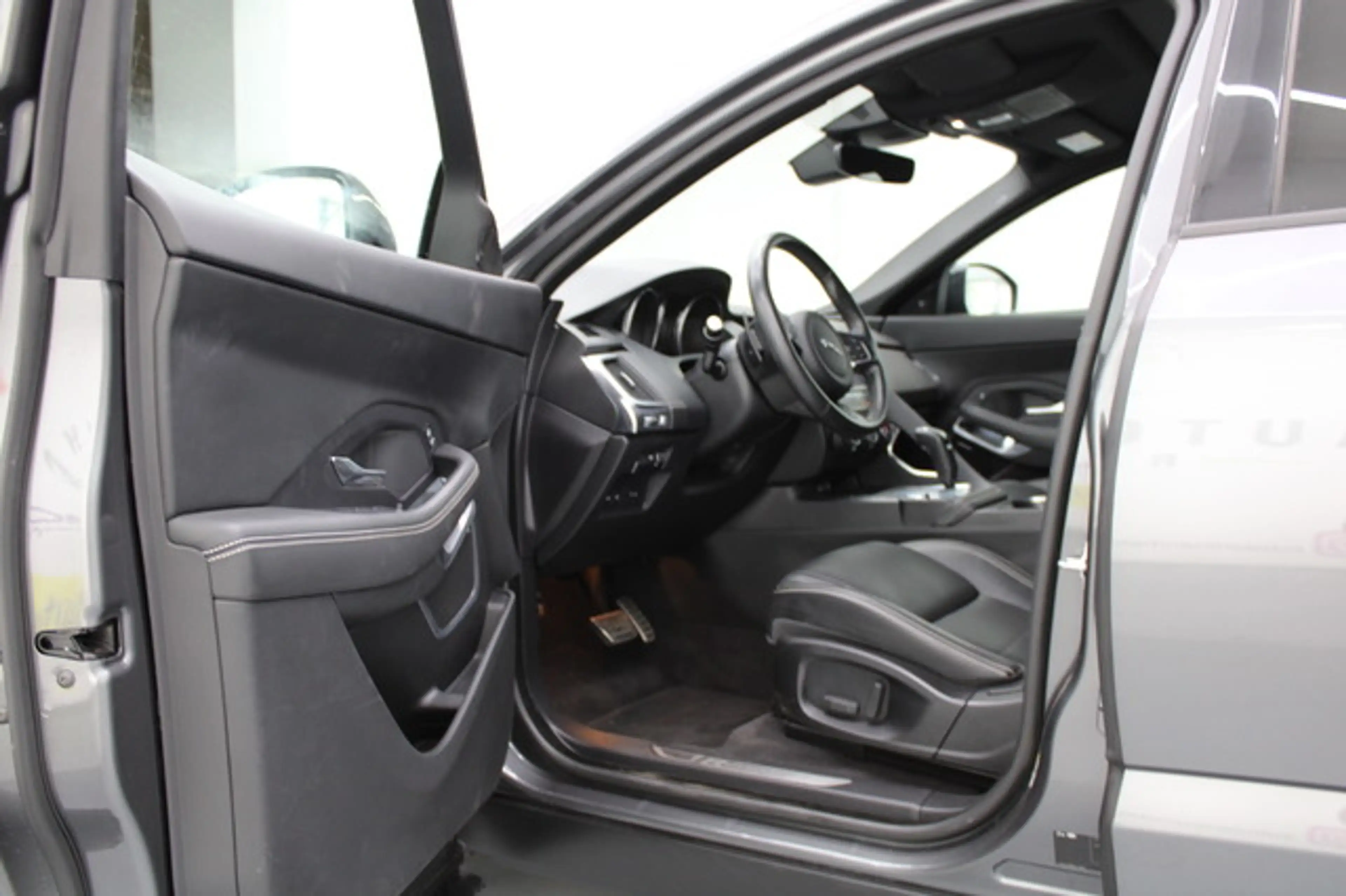 Jaguar E-Pace R-Dynamic S PANO/NAVI/KAMERA/TOUCH/PDC — photo 6