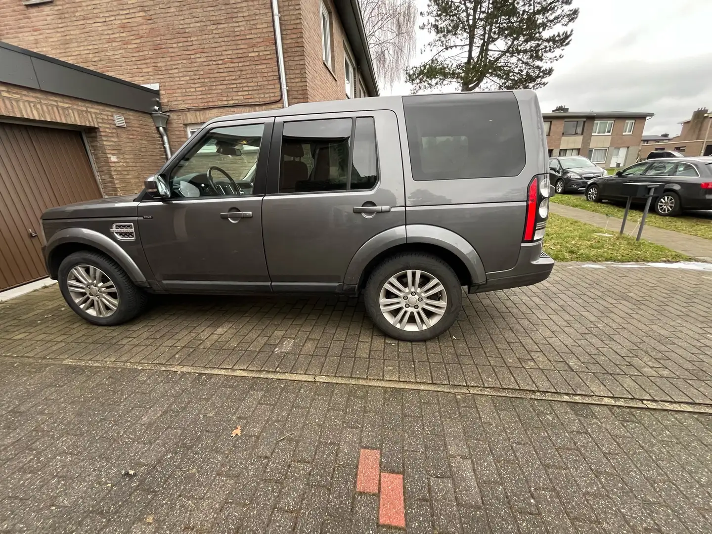 Land Rover Discovery SD V6 HSE Gris - 2
