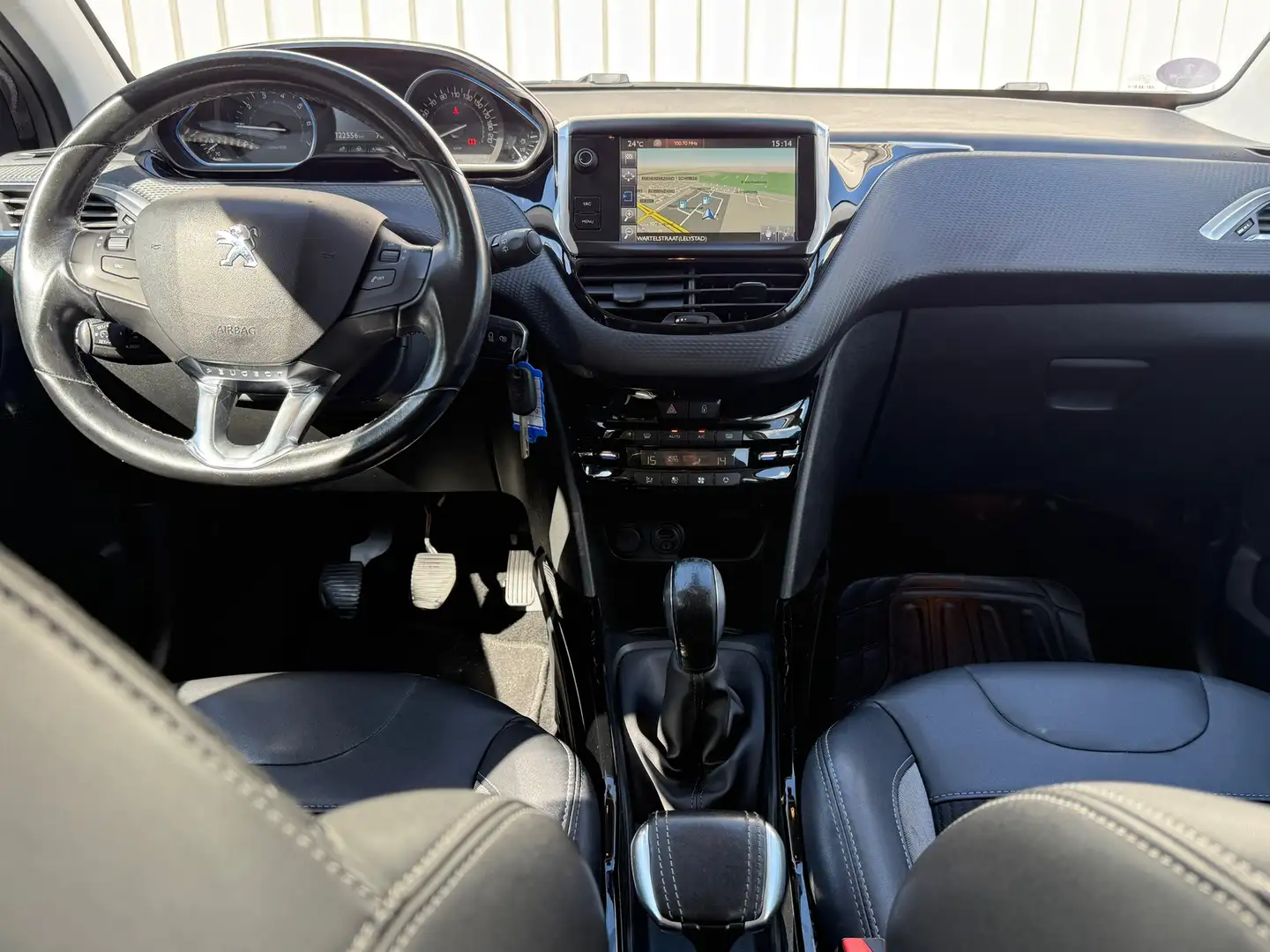 Peugeot 2008 1.2 PureTech Allure D-RiemVV,Trekhaak,Climate,Navi Schwarz - 2