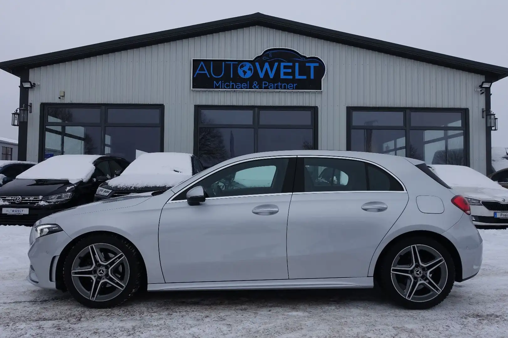 Mercedes-Benz A 180 d Aut. AMG KAM LED NAV SITZH PANORAMA 18' Argent - 1