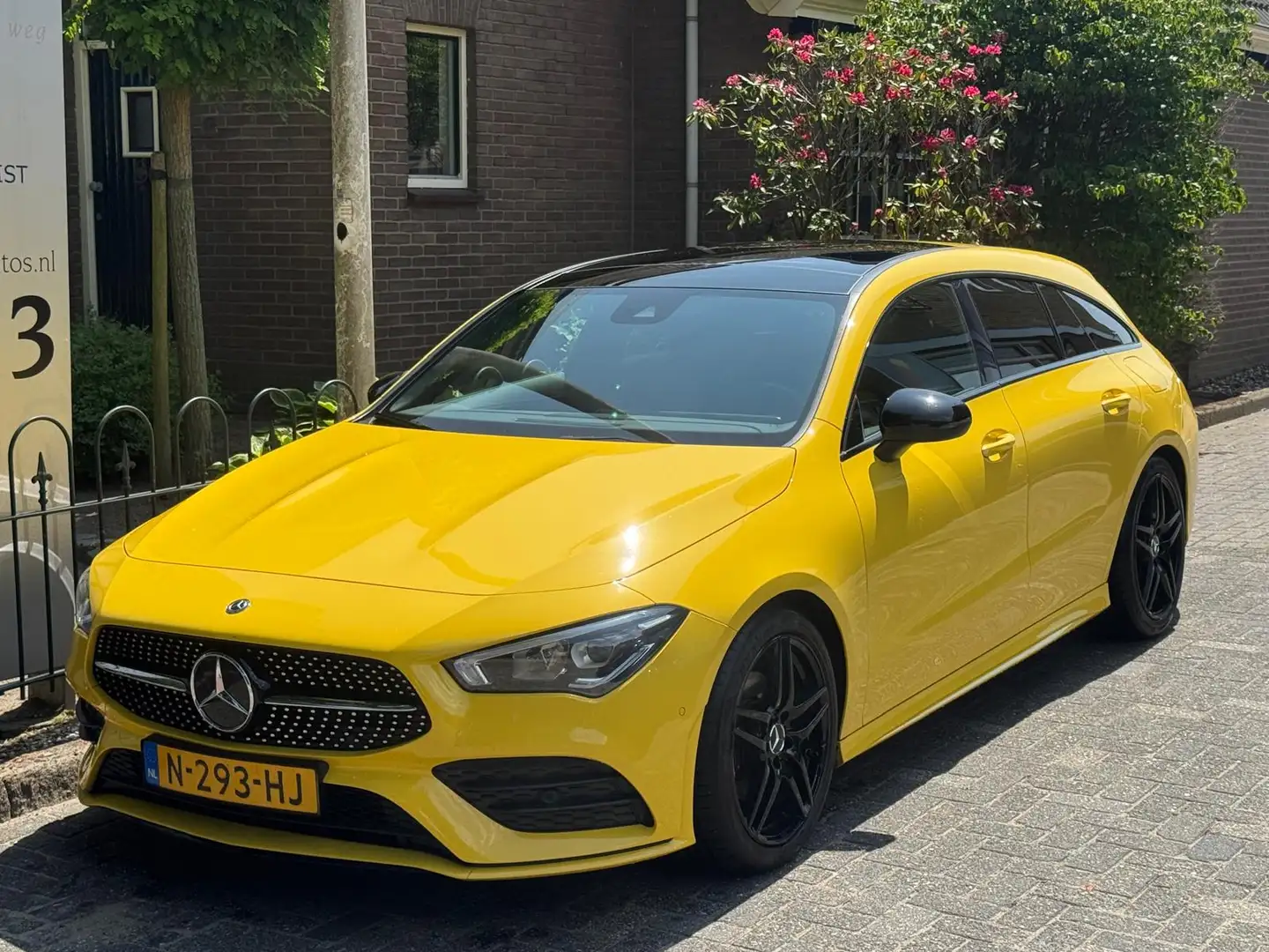 Mercedes-Benz CLA 180 Shooting Brake AMG Premium Plus Jaune - 2
