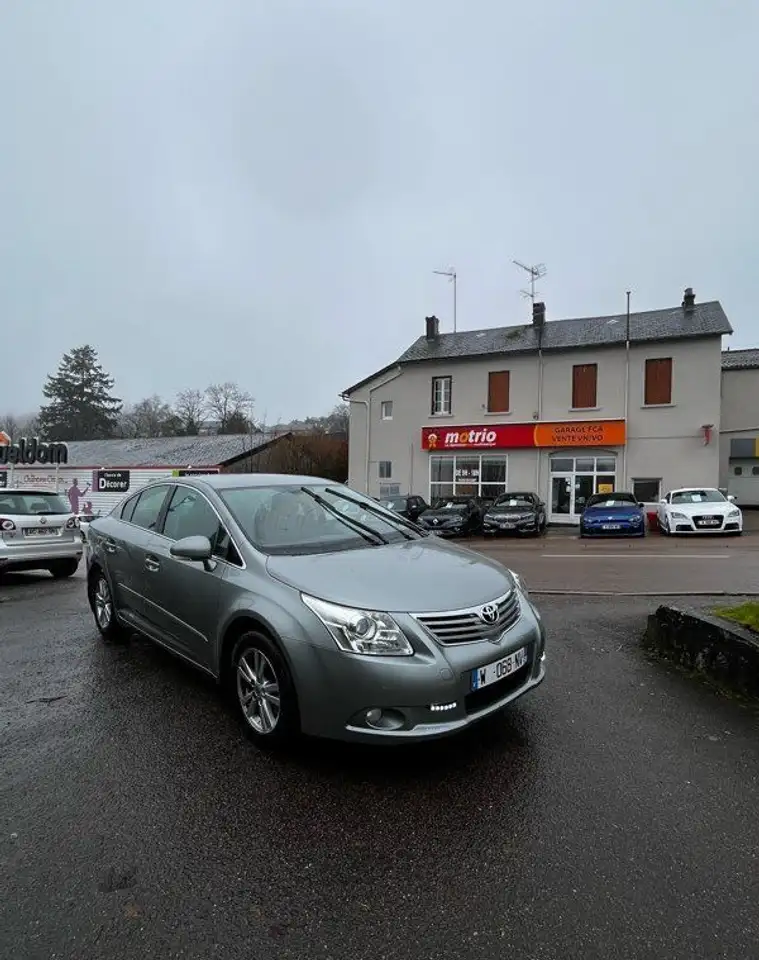 Toyota Avensis 2.0 D4D PREMIÃRE MAIN GPS RÃ©gulateur d