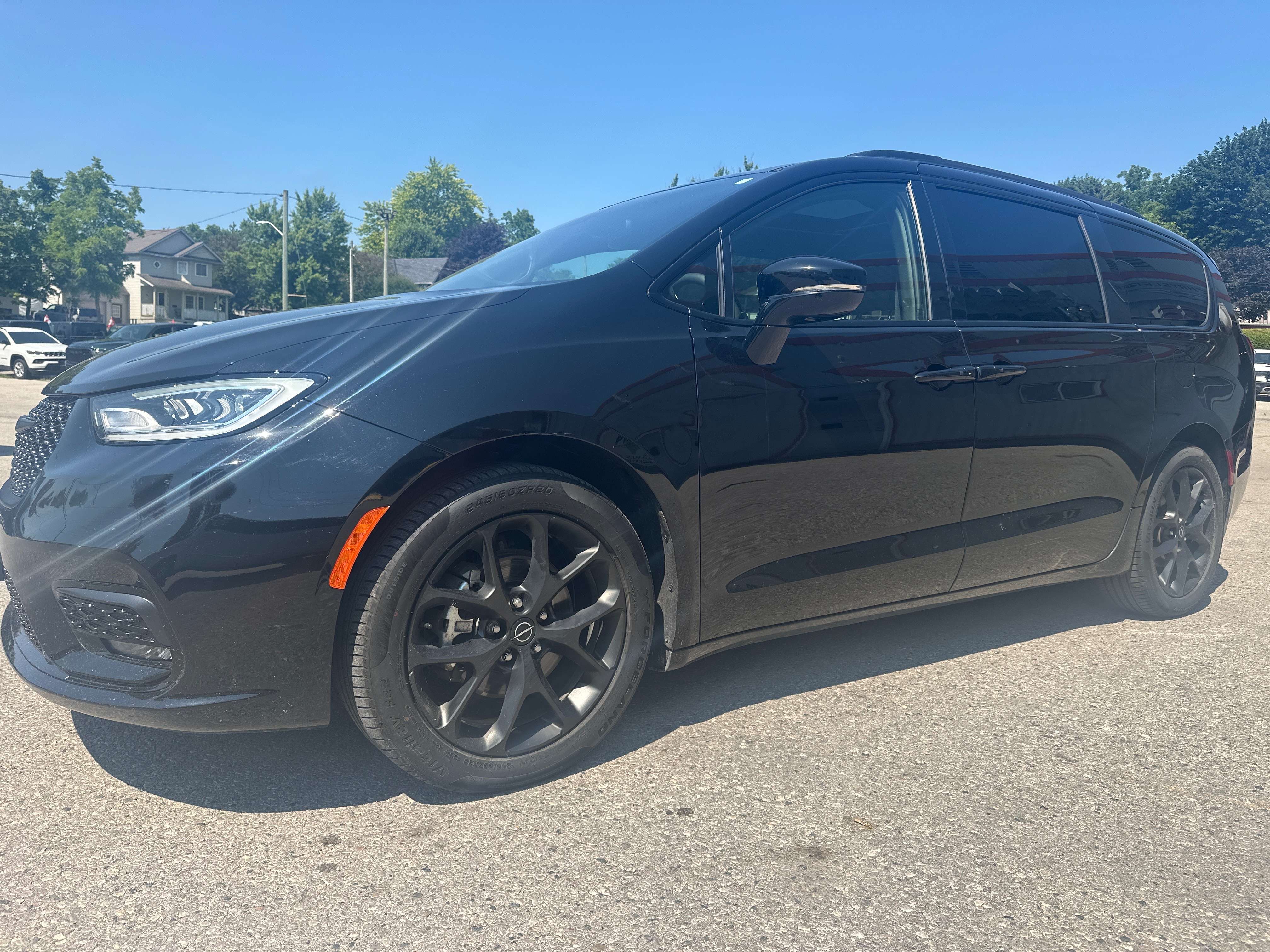 Black 2025 Chrysler Pacifica Minivan Front-Wheel Drive 9-Speed Automatic