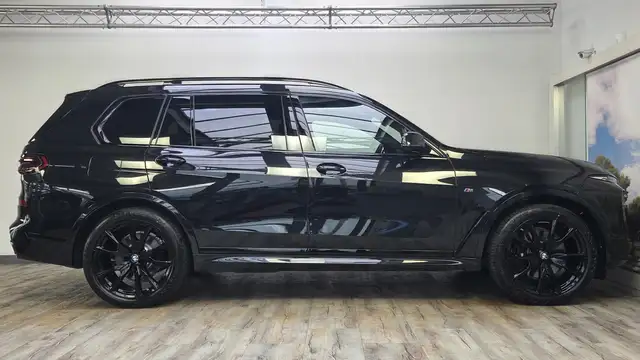 BMW X7 view 4