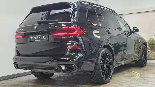 BMW X7 view 6