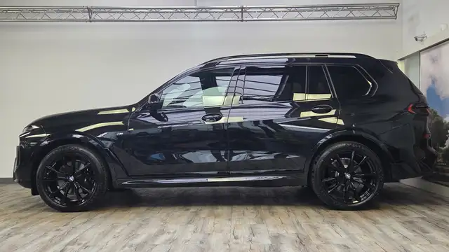 BMW X7 view 3