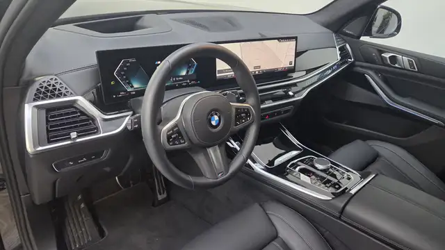 BMW X7 view 8