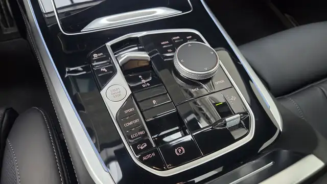 BMW X7 view 11