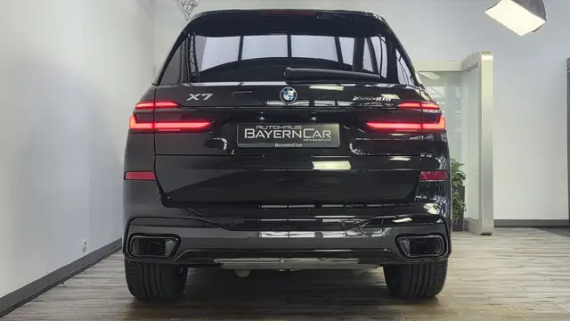 BMW X7 view 5