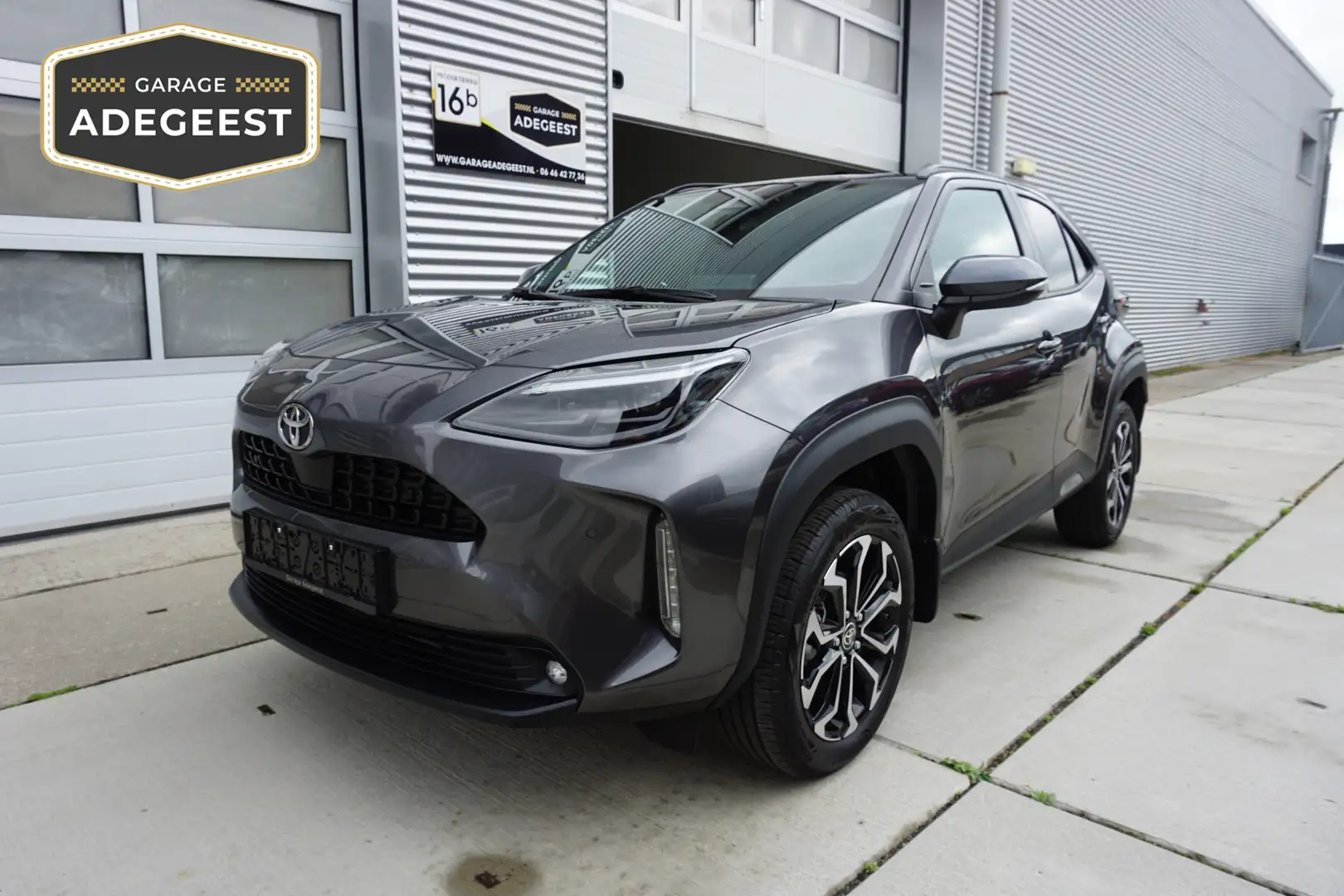 Toyota Yaris Cross 1.5 Hybrid 115 Business Plus |Navi|Carplay|PDC V+A Grijs - 1