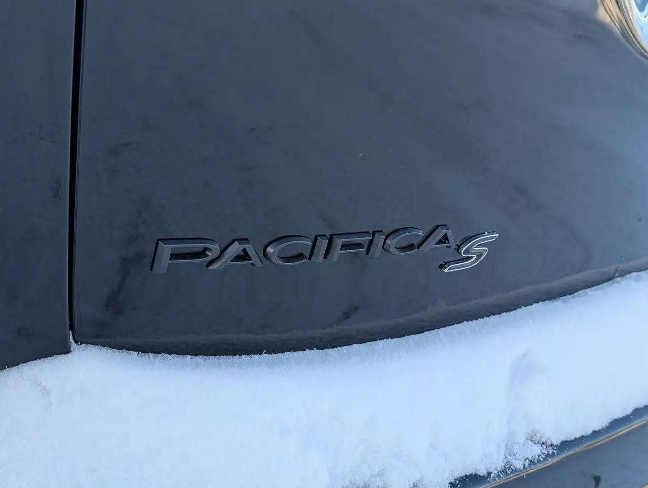 Chrysler Pacifica photo Chrysler Pacifica