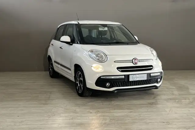 Fiat 500l view 3