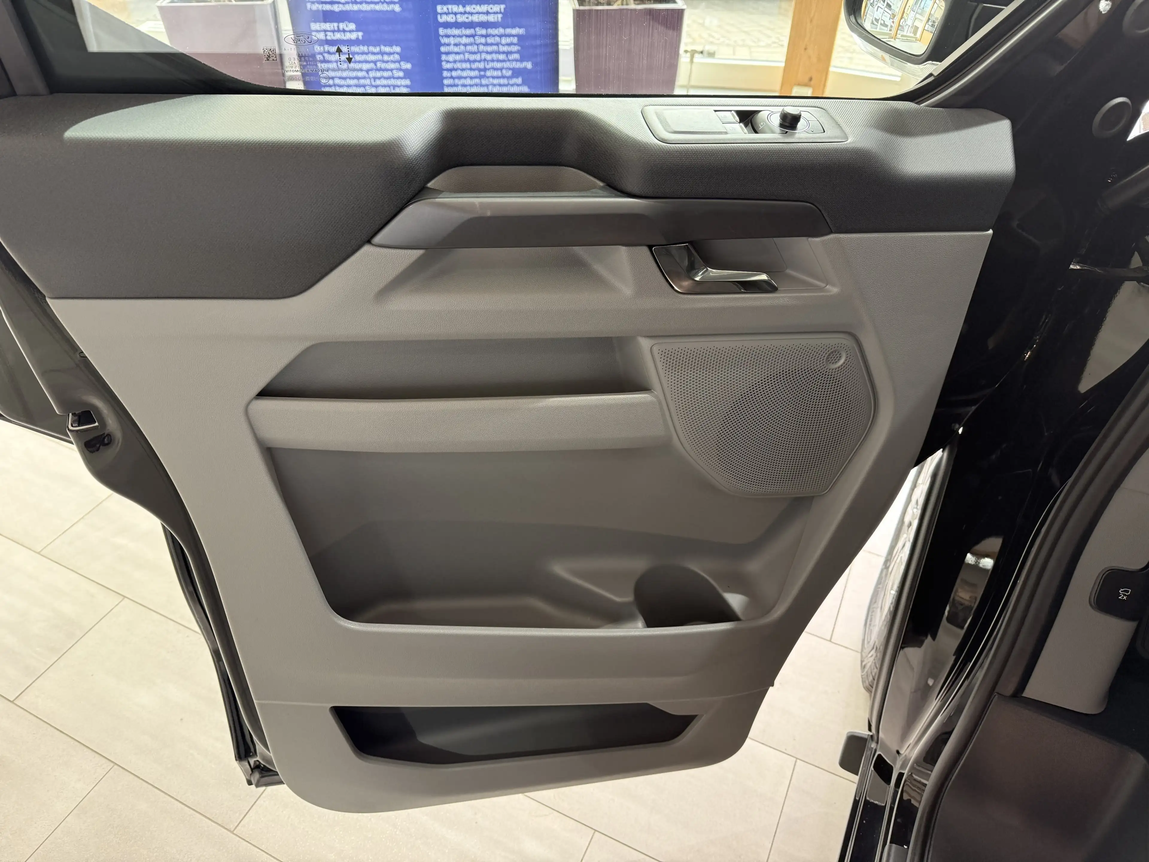 Ford Tourneo Custom Titanium L2 Matrix-LED / 3-Zonen-Klima / 70L Tank — photo 9