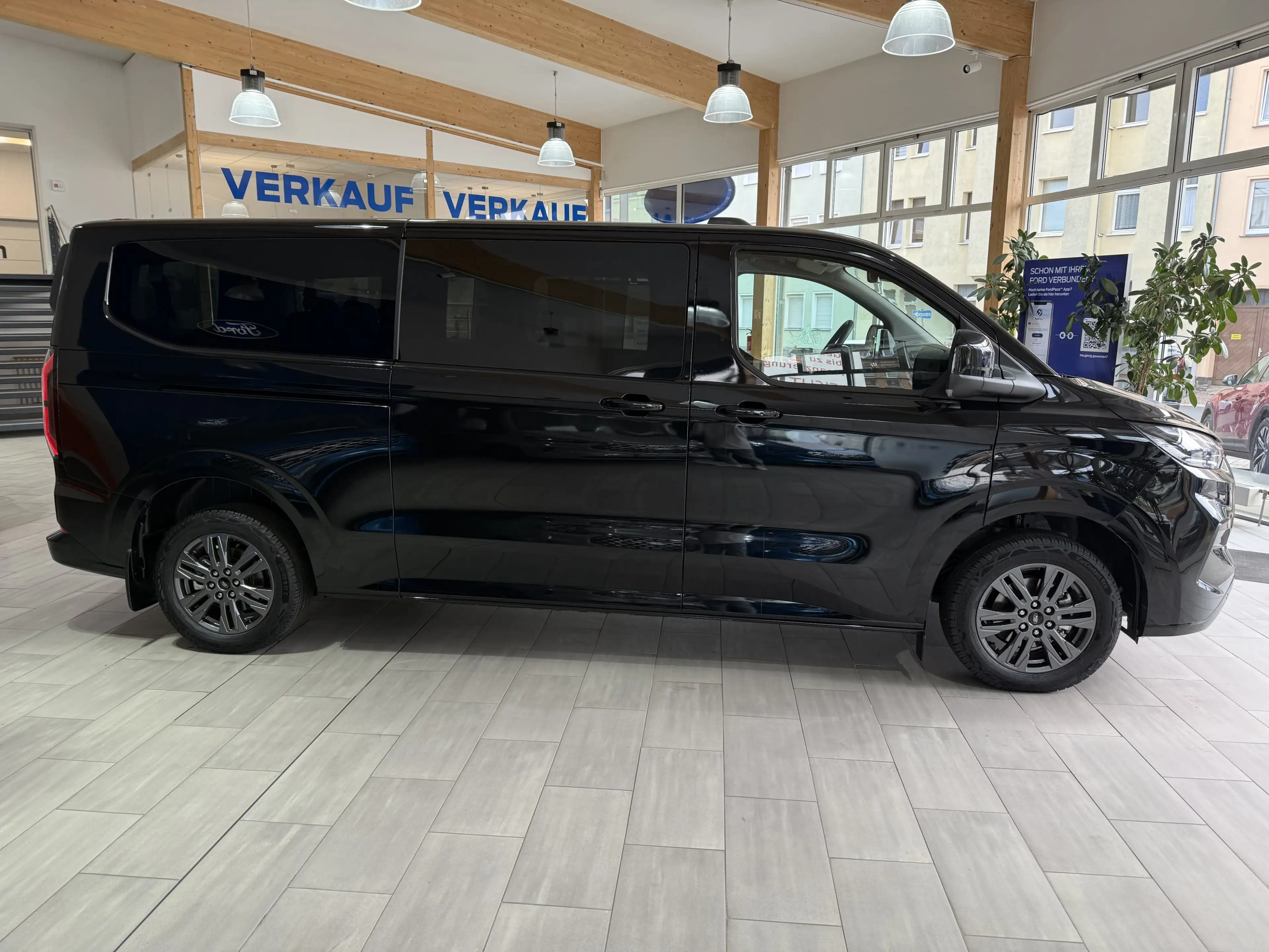Ford Tourneo Custom Titanium L2 Matrix-LED / 3-Zonen-Klima / 70L Tank — photo 4