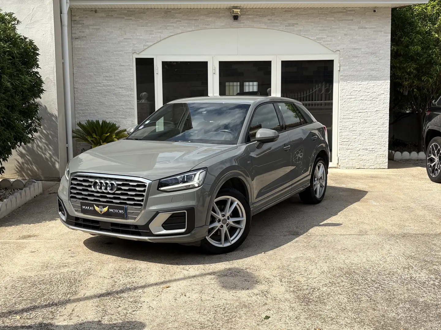 Audi Q2 35 TFSI COD 150 S tronic 7 Line Plus Gris - 2