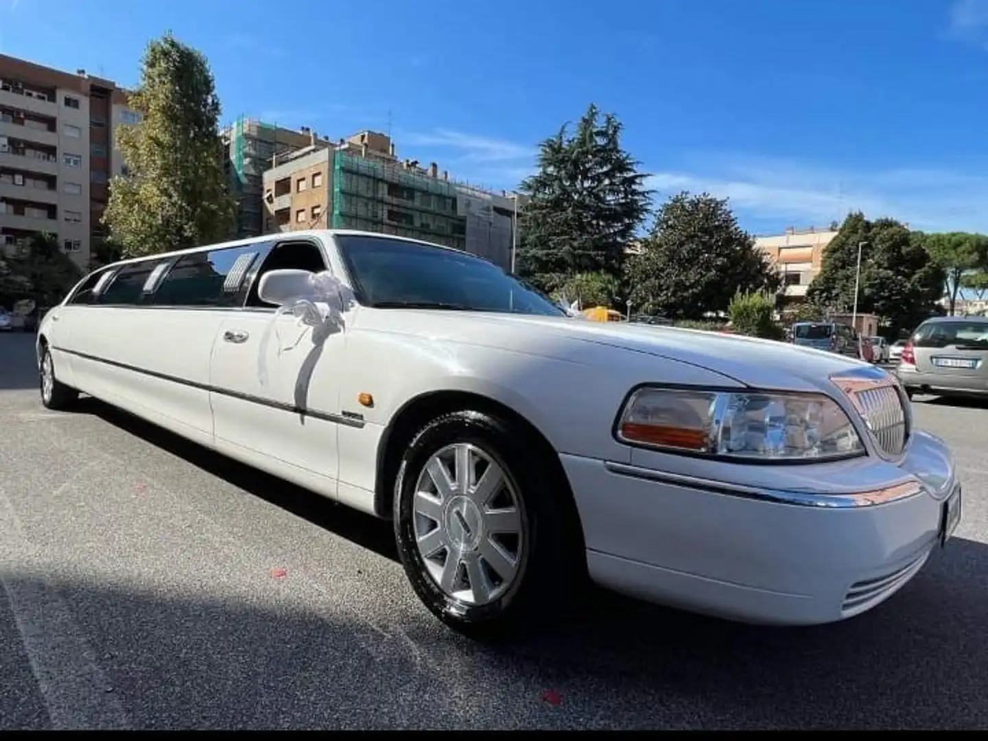 Lincoln Town Car Lincoln Town car limousine royale tel 3890144498 Bílá - 1