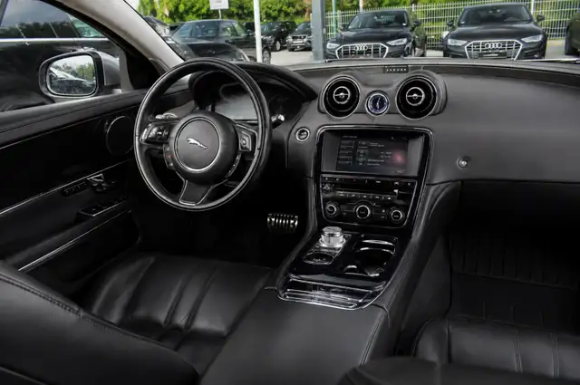 Jaguar XJ view 15