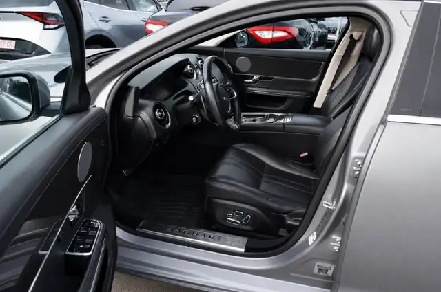 Jaguar XJ view 3