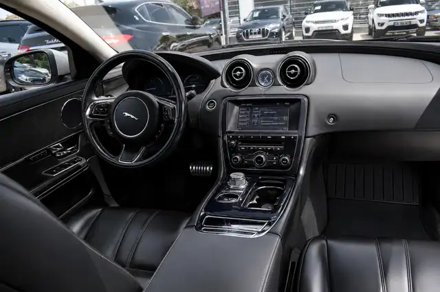 Jaguar XJ view 2