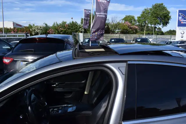 Jaguar XJ view 16
