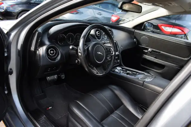Jaguar XJ view 14