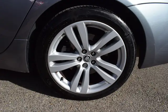 Jaguar XJ view 5