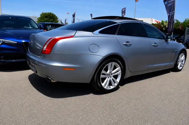 Jaguar XJ view 4