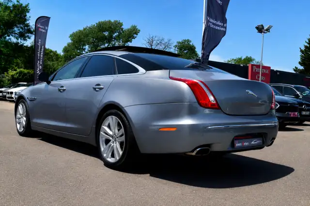 Jaguar XJ view 8
