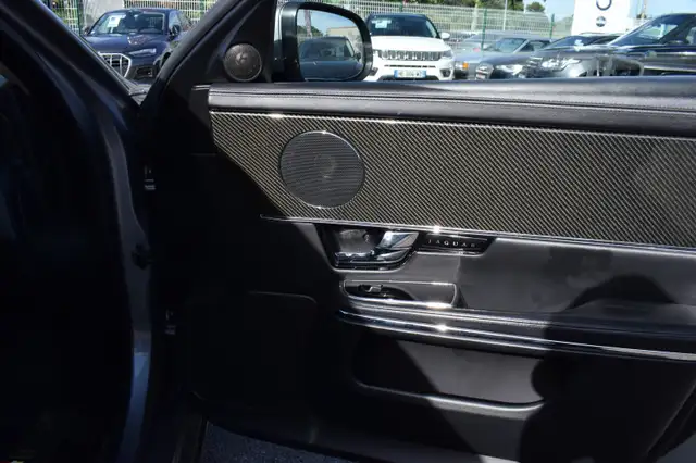 Jaguar XJ view 18