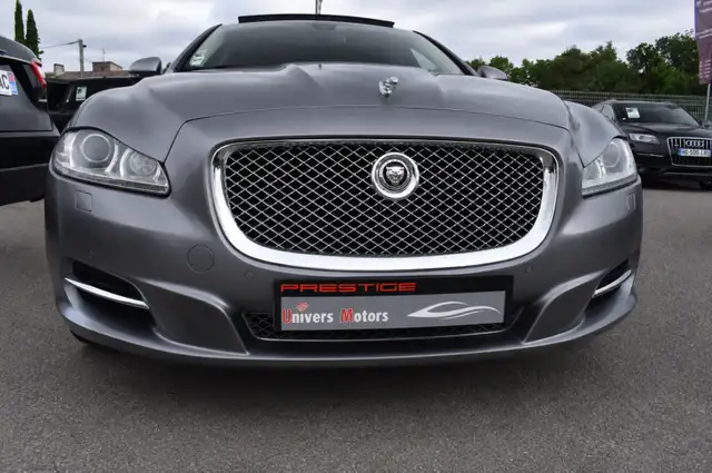 Jaguar XJ view 9