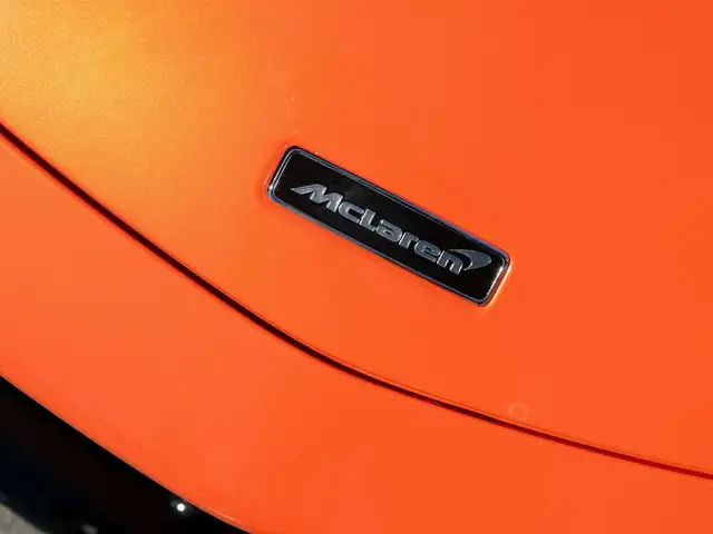 McLaren Artura Artura / MSO Helios Orange / Carbon int. / B&W Ansicht 8