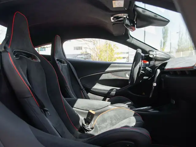 McLaren Artura Artura / MSO Helios Orange / Carbon int. / B&W Ansicht 15