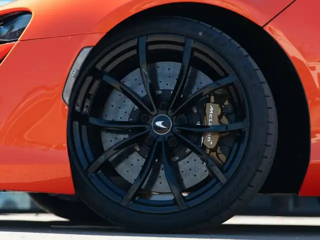 McLaren Artura Artura / MSO Helios Orange / Carbon int. / B&W Ansicht 5