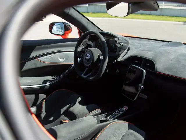 McLaren Artura Artura / MSO Helios Orange / Carbon int. / B&W Ansicht 14