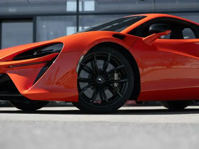 McLaren Artura Artura / MSO Helios Orange / Carbon int. / B&W Ansicht 2