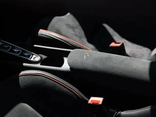 McLaren Artura Artura / MSO Helios Orange / Carbon int. / B&W Ansicht 16