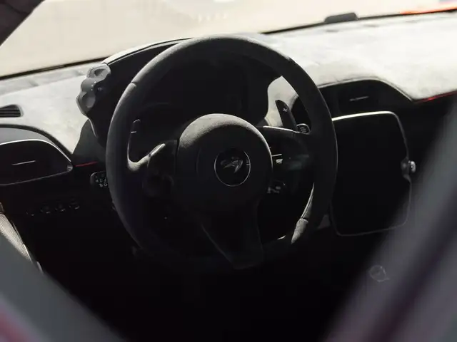 McLaren Artura Artura / MSO Helios Orange / Carbon int. / B&W Ansicht 13