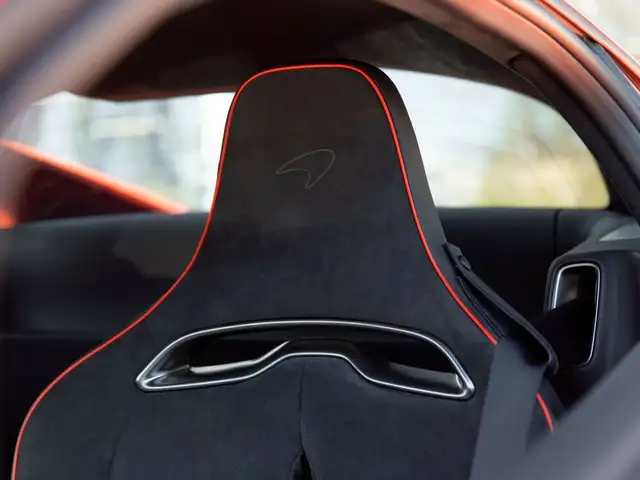 McLaren Artura Artura / MSO Helios Orange / Carbon int. / B&W Ansicht 17