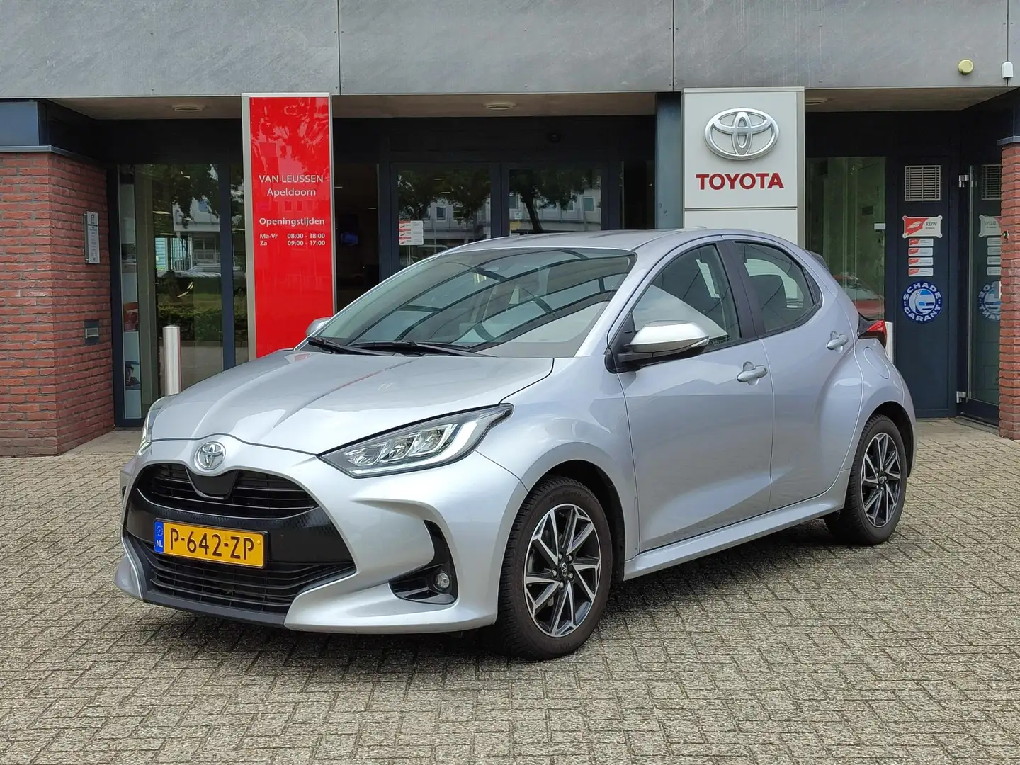 Toyota Yaris 1.5 VVT-i DYNAMIC 125PK NAVI 4S-BANDEN CAMERA KEYL Grijs - 1