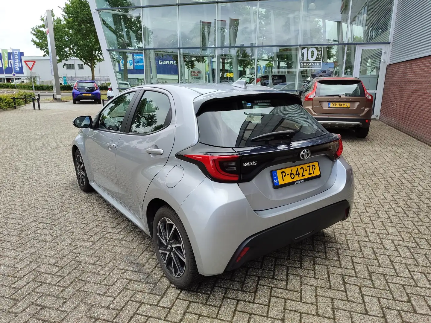 Toyota Yaris 1.5 VVT-i DYNAMIC 125PK NAVI 4S-BANDEN CAMERA KEYL Grijs - 2