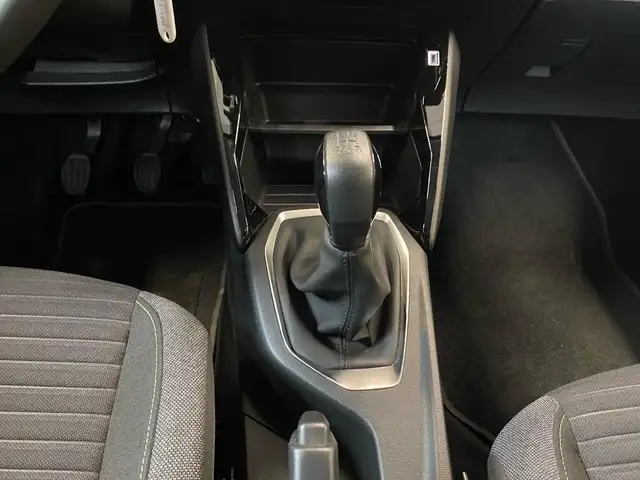 Peugeot 208 view 11