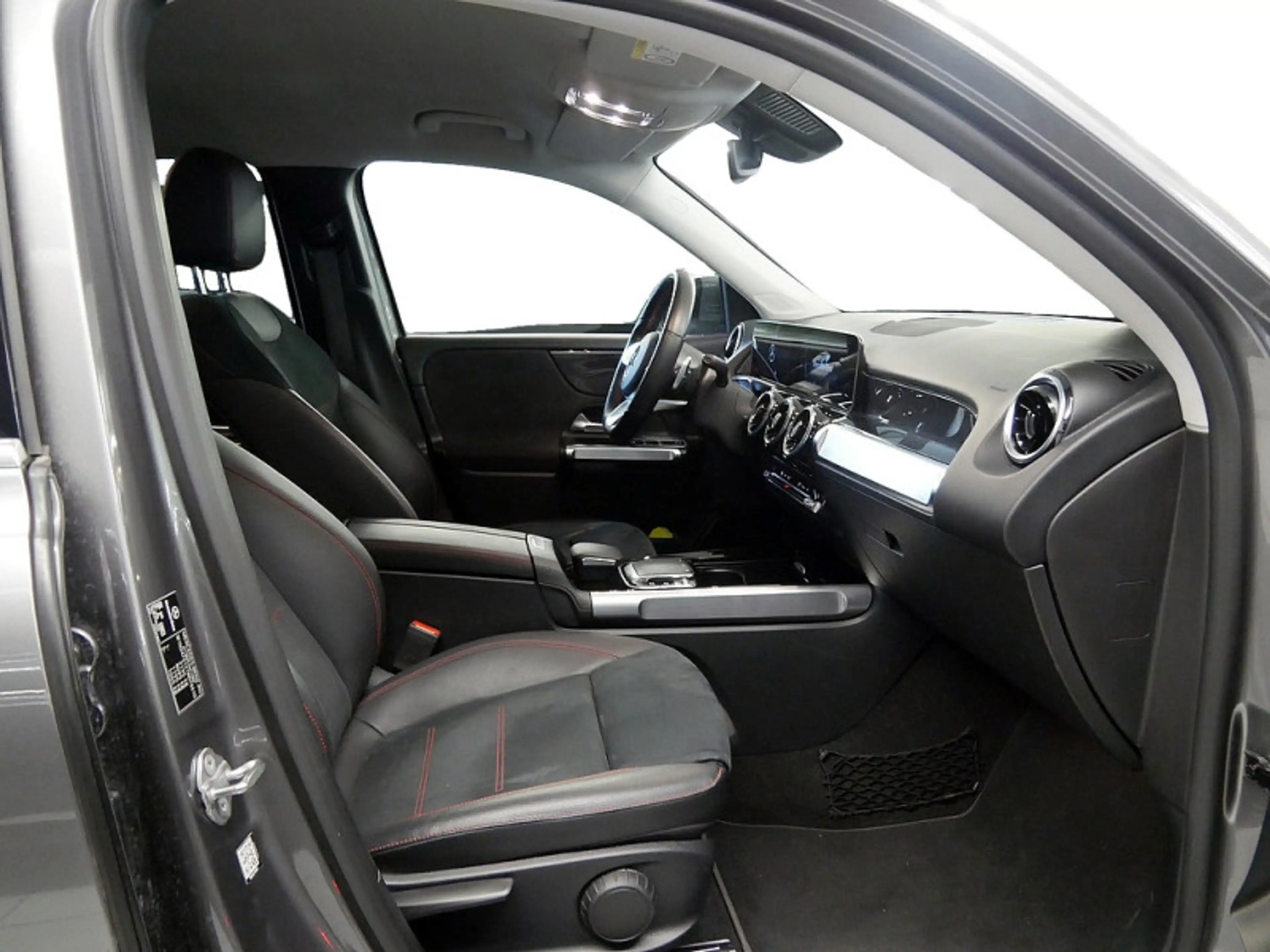 Mercedes-Benz GLB 200 d AMG PREMIUM AHK KAMERA SPUR PDC SHZ — photo 6