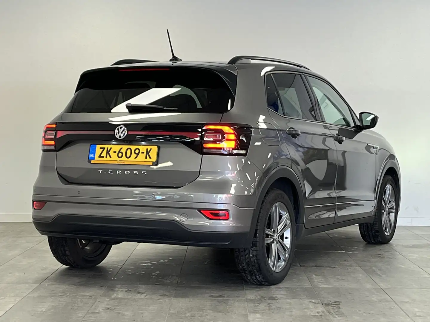 Volkswagen T-Cross 1.0 TSI R-line | VIRTUAL | CAMERA | STOELVERWARMIN Grijs - 2