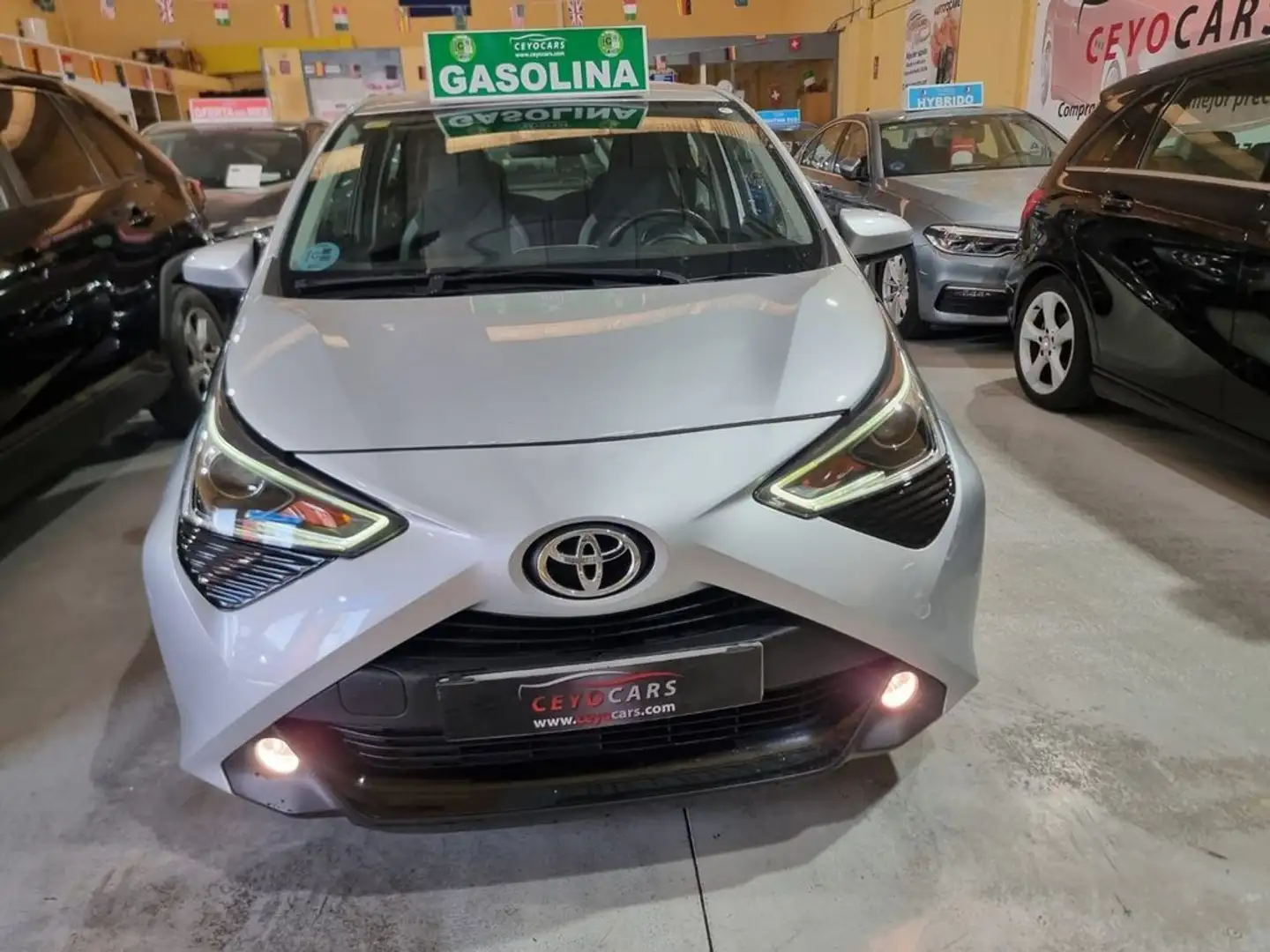 Toyota Aygo 70 x-play Gris - 2