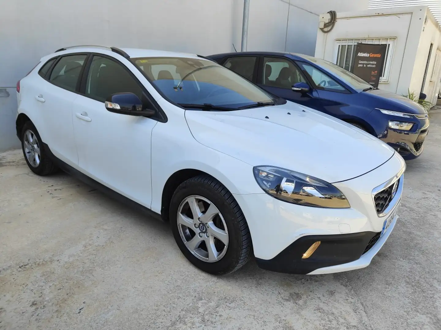 Volvo V40 Cross Country D2 Momentum 120 Blanco - 2